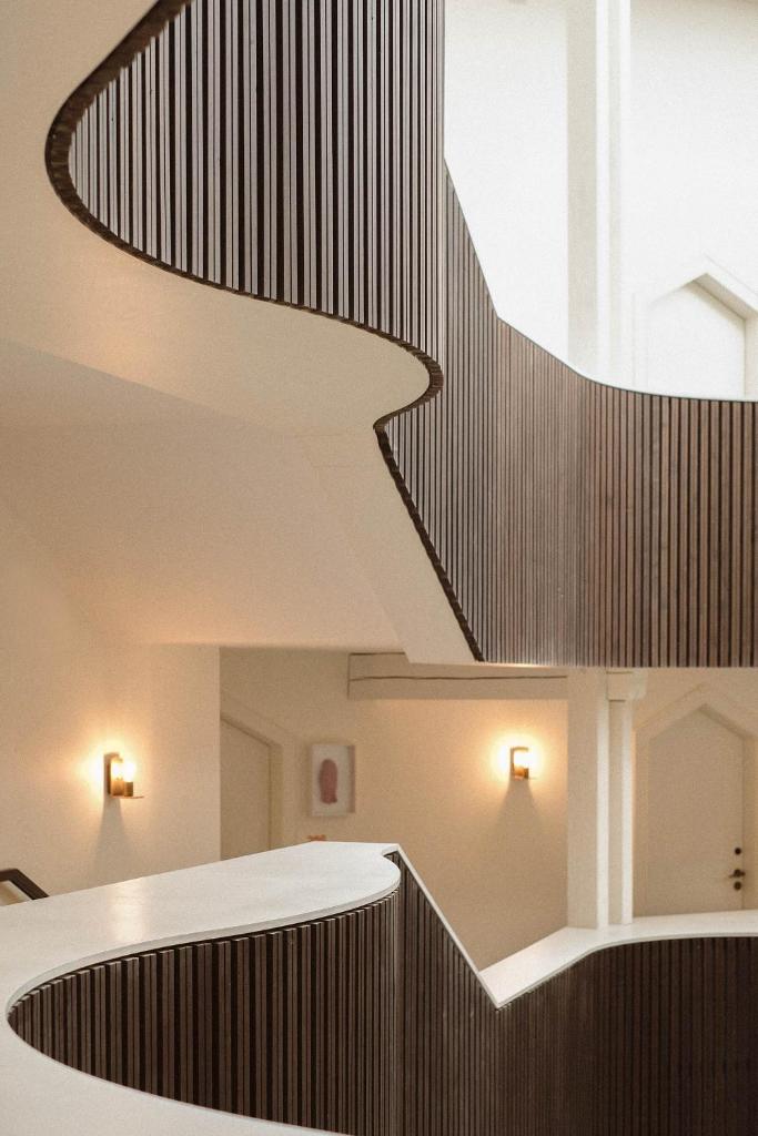 un escalier en colimaçon dans un bâtiment avec des lumières dans l'établissement Le Val Thorens, a Beaumier hotel, à Val Thorens