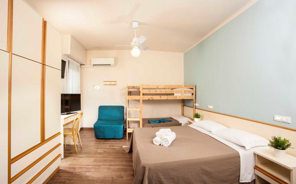 Cette petite chambre comprend un lit et une chaise bleue. dans l'établissement Hotel Sayonara, à Cattolica 43 autres photos