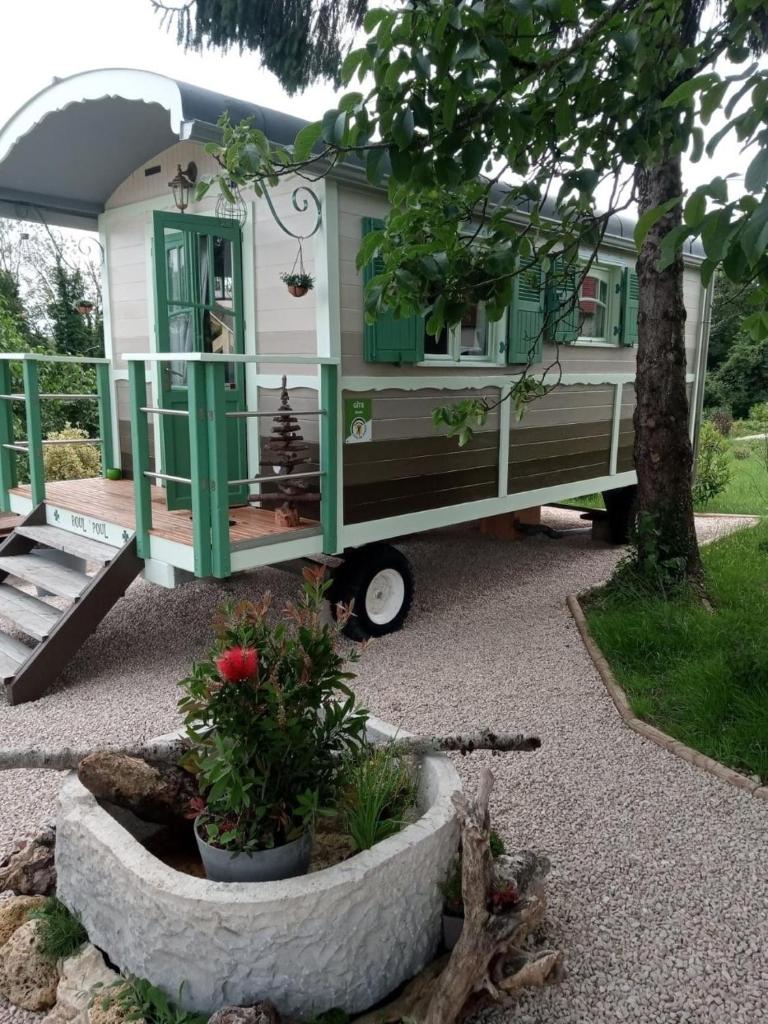 une petite maison sur une remorque avec un arbre dans l'établissement Roul Poul, à Malbrans