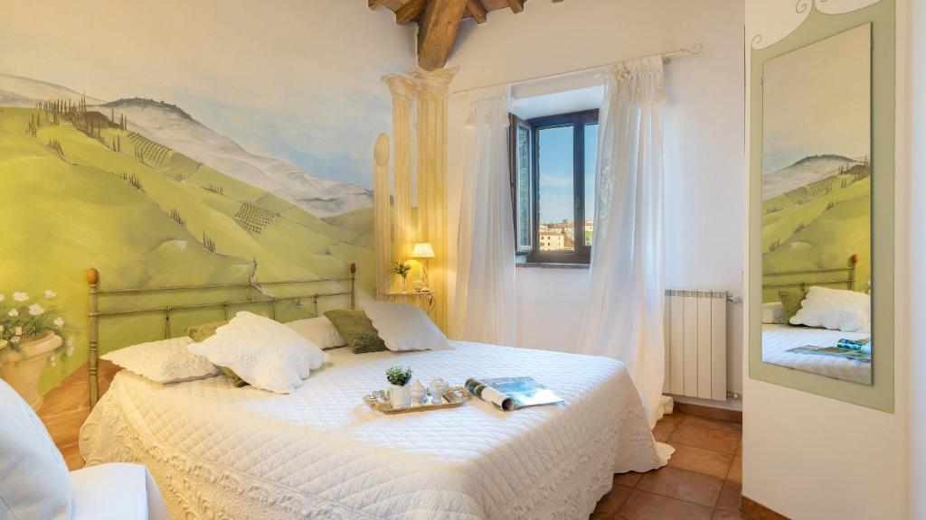 une chambre avec un lit avec un tableau sur le mur dans l'établissement Villa Beltramonto 14, Emma Villas, à Pomarance 51 autres photos