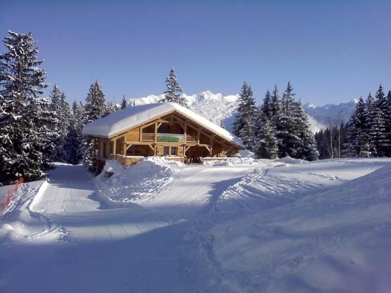 une cabane en rondins avec de la neige au sol dans l'établissement Samoëns 1600 les cimes, à Samoëns