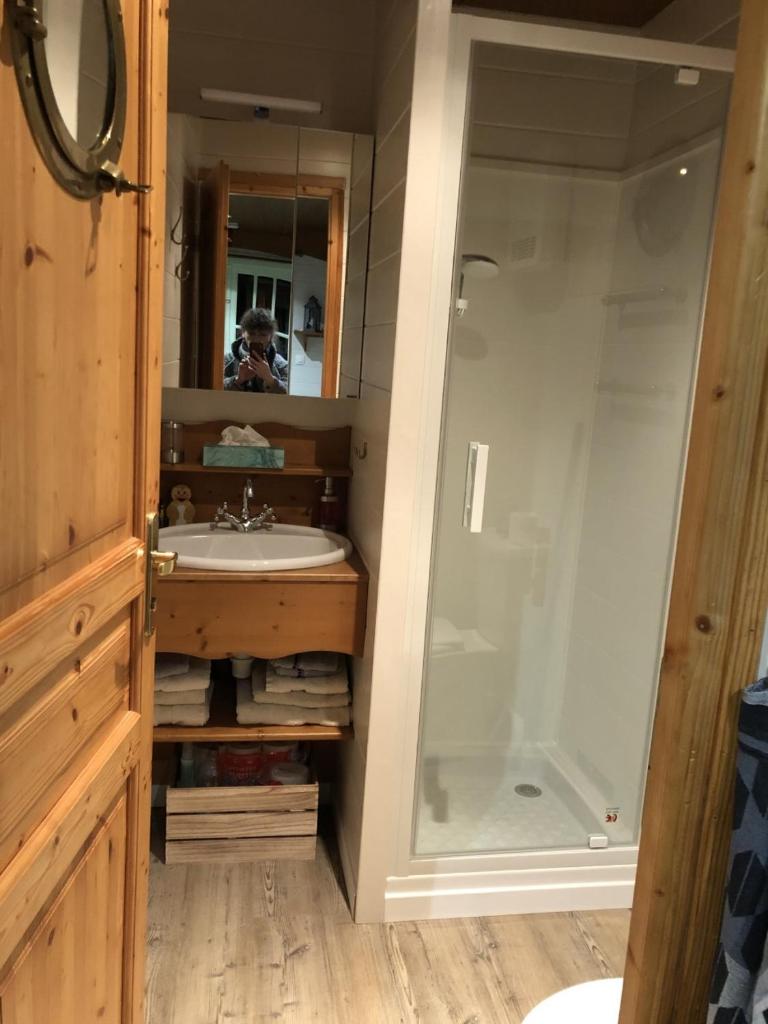 une salle de bain avec un lavabo et une douche dans l'établissement Roul Poul, à Malbrans