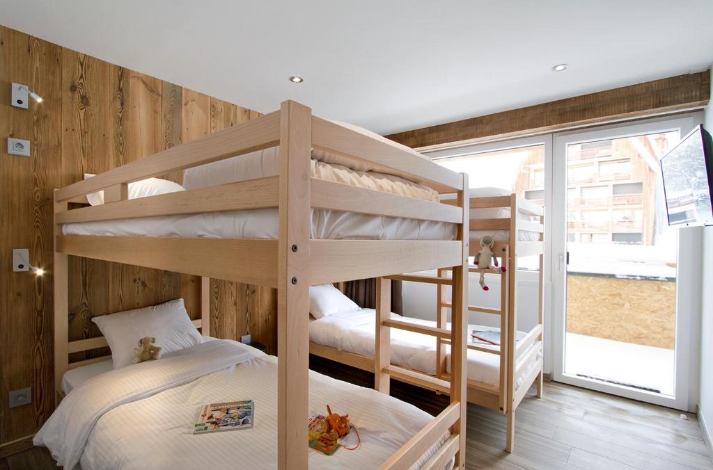 une chambre avec deux lits superposés dans l'établissement Le Gilélia, à Les Deux Alpes
