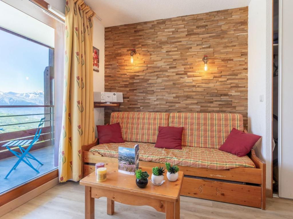 un salon avec un canapé et une table dans l'établissement Apartment Bâtiment B-9 by Interhome, au Corbier