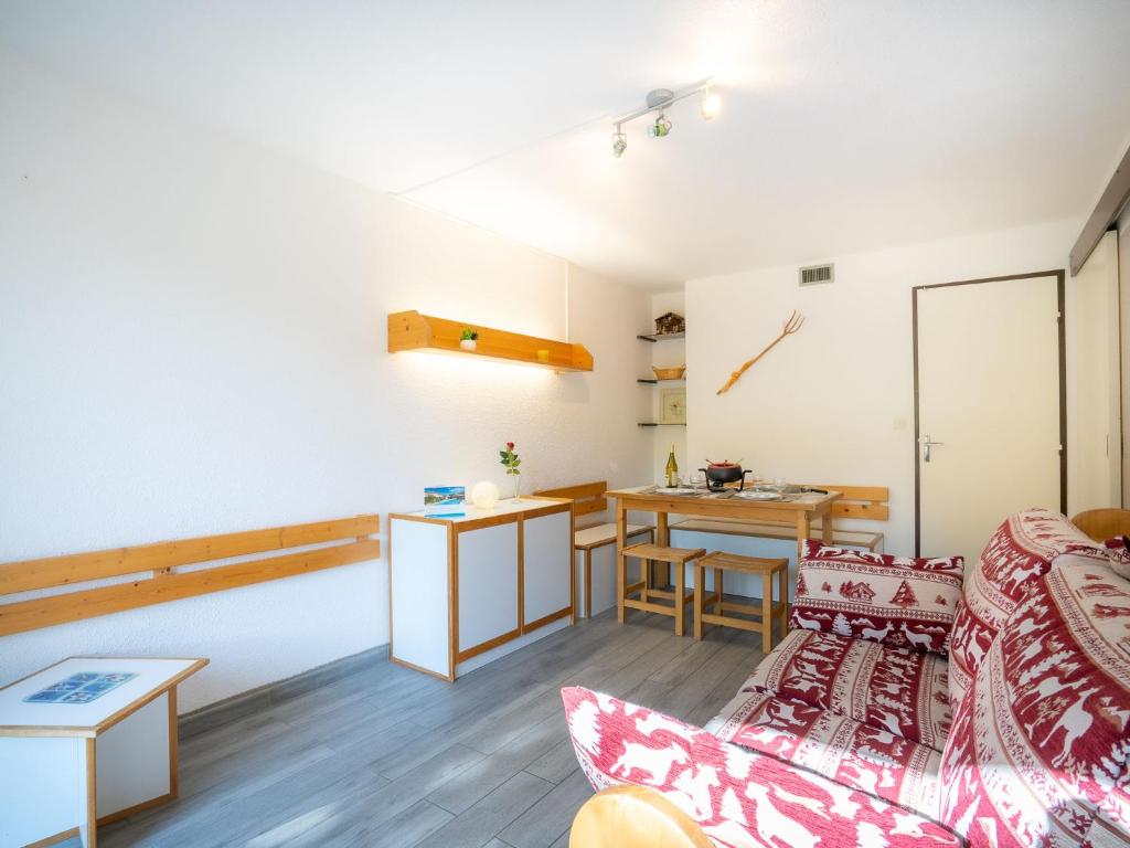un salon avec un canapé et une table dans l'établissement Studio Lunik Orion-28 by Interhome, au Corbier 24 autres photos