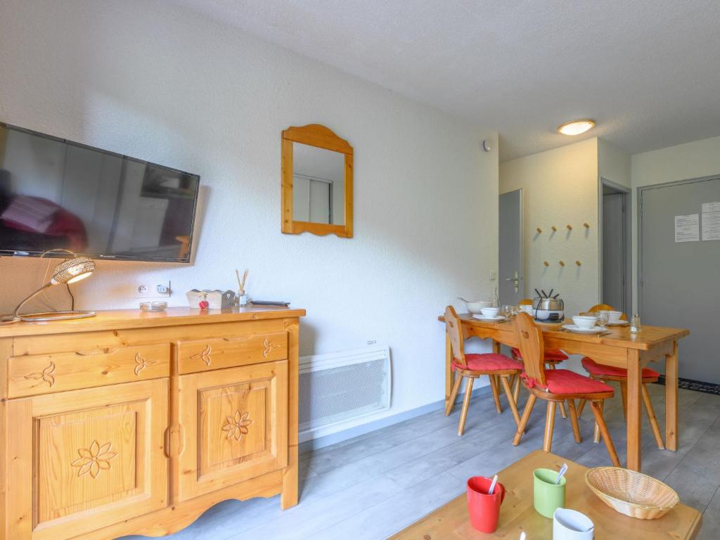une cuisine avec une table à manger et une commode en bois dans l'établissement Apartment Bâtiment A-20 by Interhome, au Corbier 23 autres photos