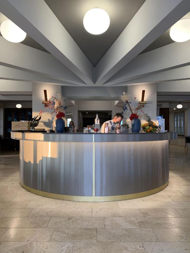 un hall avec un bar avec un homme derrière un comptoir dans l'établissement Grand Hotel Torre Fara, à Chiavari 211 autres photos