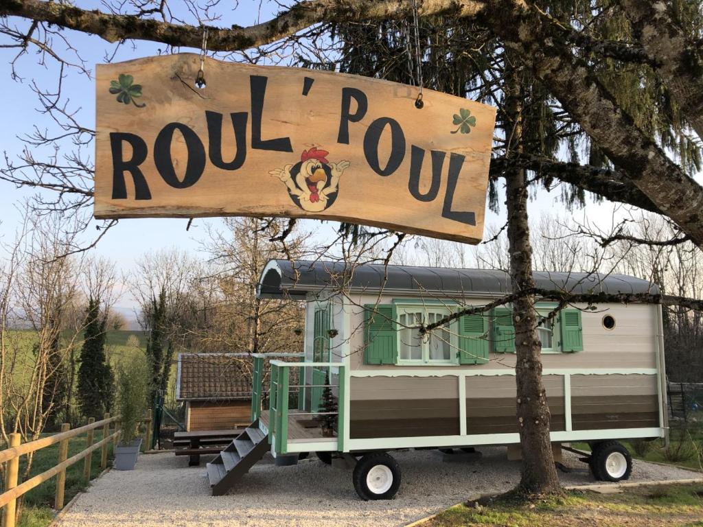 un panneau indiquant un point de roulis suspendu à un arbre dans l'établissement Roul Poul, à Malbrans