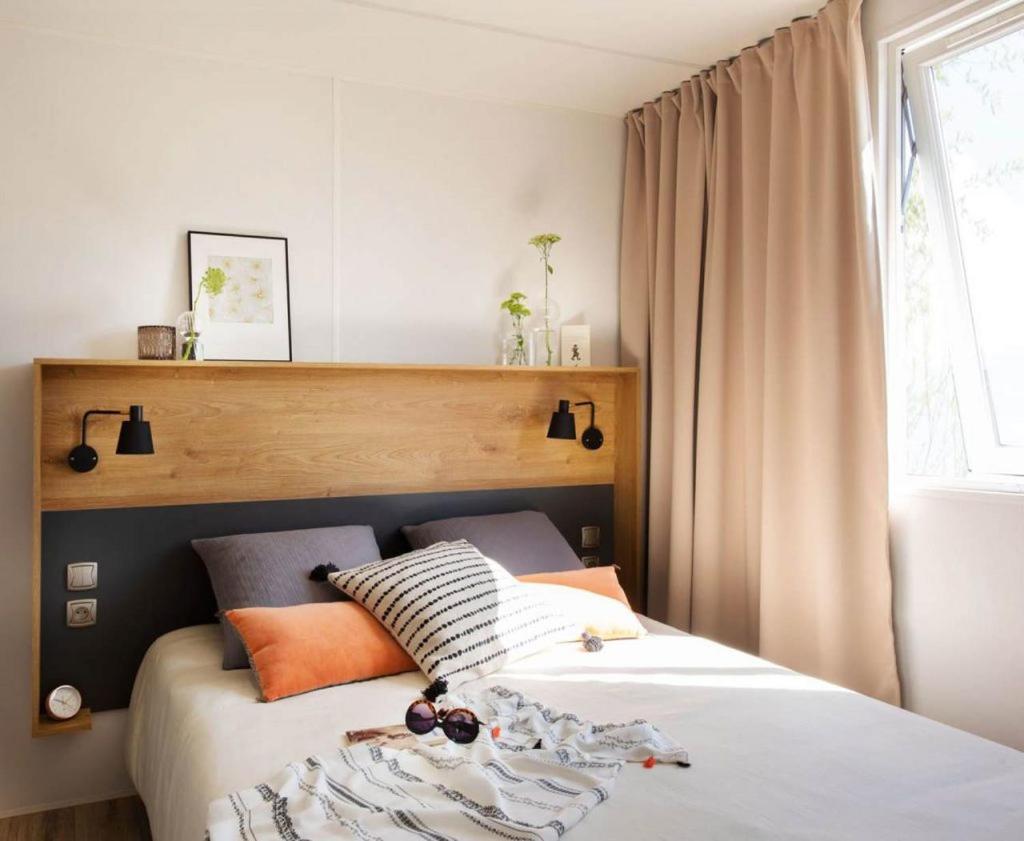 une chambre avec un lit et une fenêtre dans l'établissement Camping Parc Mogador, à Sanary-sur-Mer
