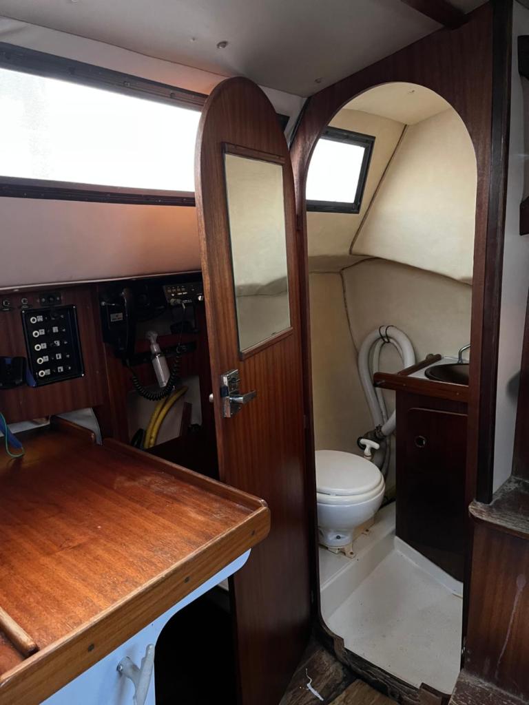 une salle de bain avec toilettes et lavabo dans l'établissement Voilier Loc Han, à Deauville 20 autres photos