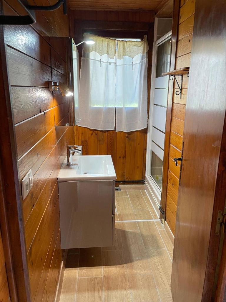 une salle de bain avec un lavabo blanc et une fenêtre dans l'établissement Chalet des Ecureuils - 3 étoiles au pied des pistes, aux Angles 7 autres photos