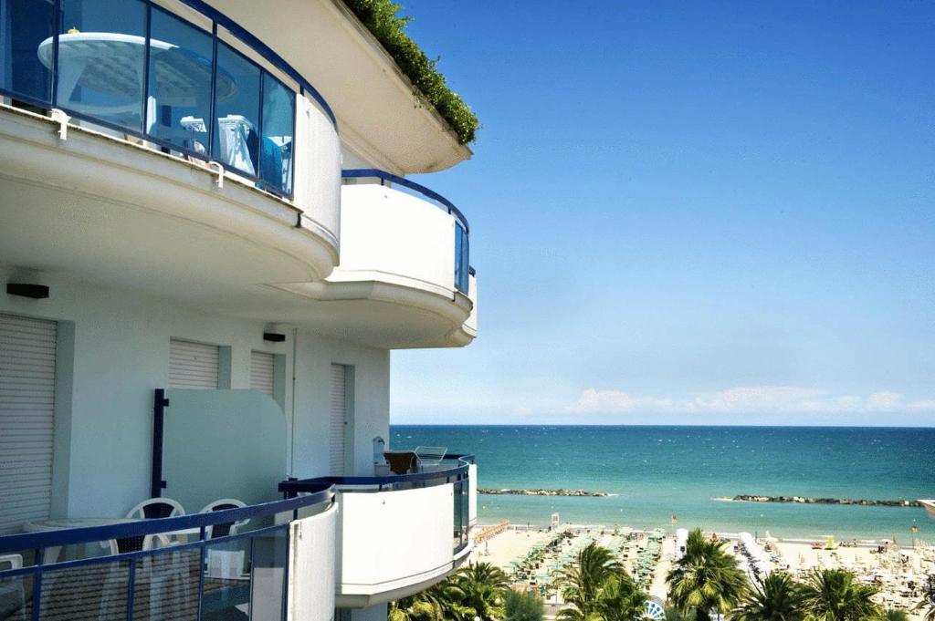 une vue sur la plage depuis le balcon d'un immeuble dans l'établissement Residence Oltremare, à San Benedetto del Tronto