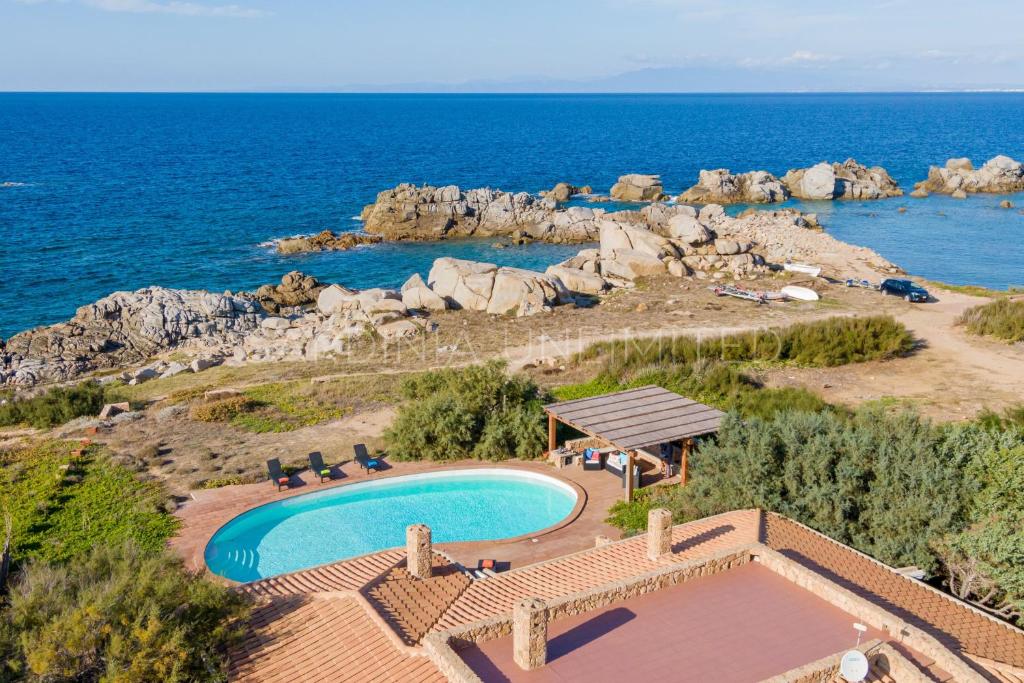 une piscine avec vue sur l'océan dans l'établissement Mariu e Amelie, à Greuli