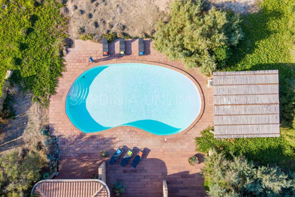 - une vue sur la piscine sur un mur en briques dans l'établissement Mariu e Amelie, à Greuli