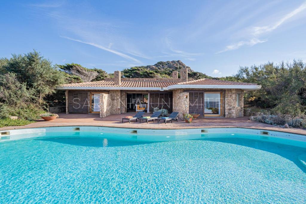 une grande piscine devant une maison dans l'établissement Mariu e Amelie, à Greuli