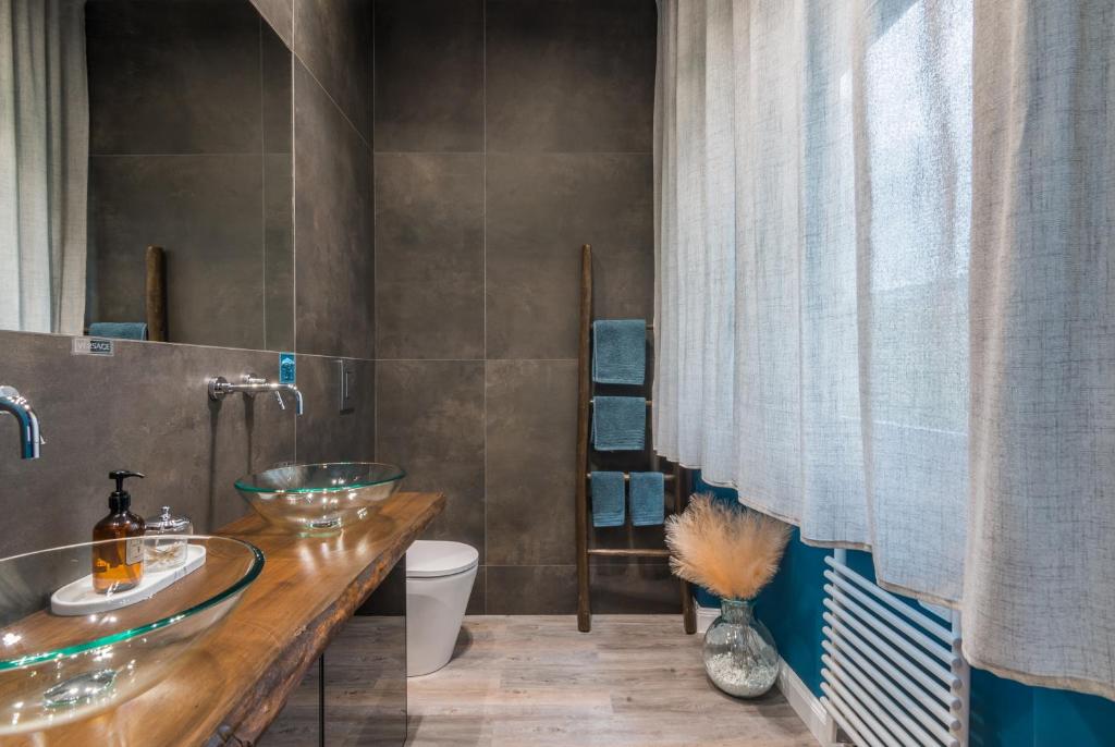 une salle de bain avec un lavabo et des toilettes dans l'établissement Al Quadrato, à Piobbico 25 autres photos