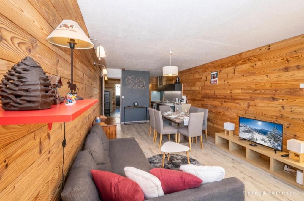 un salon avec un canapé et une salle à manger dans l'établissement Appartement Queyrelet Orcières, à Orcières