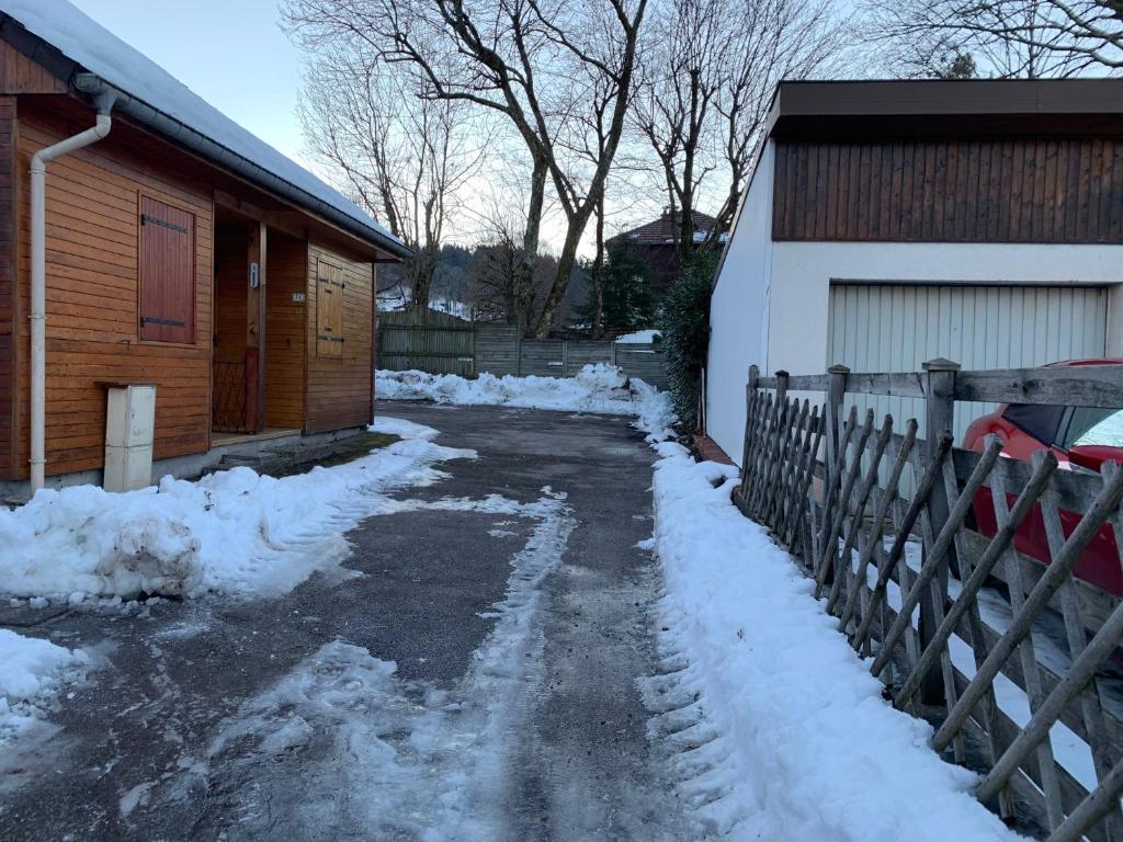 une allée couverte de neige à côté d'une maison dans l'établissement Chalet Élise Plein centre ville, à Gérardmer