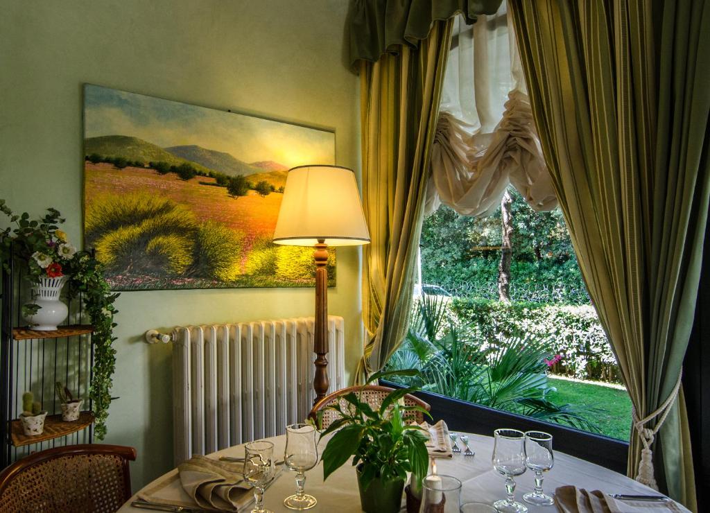 une salle à manger avec une table et une fenêtre dans l'établissement Hotel Kyrton, à Forte dei Marmi