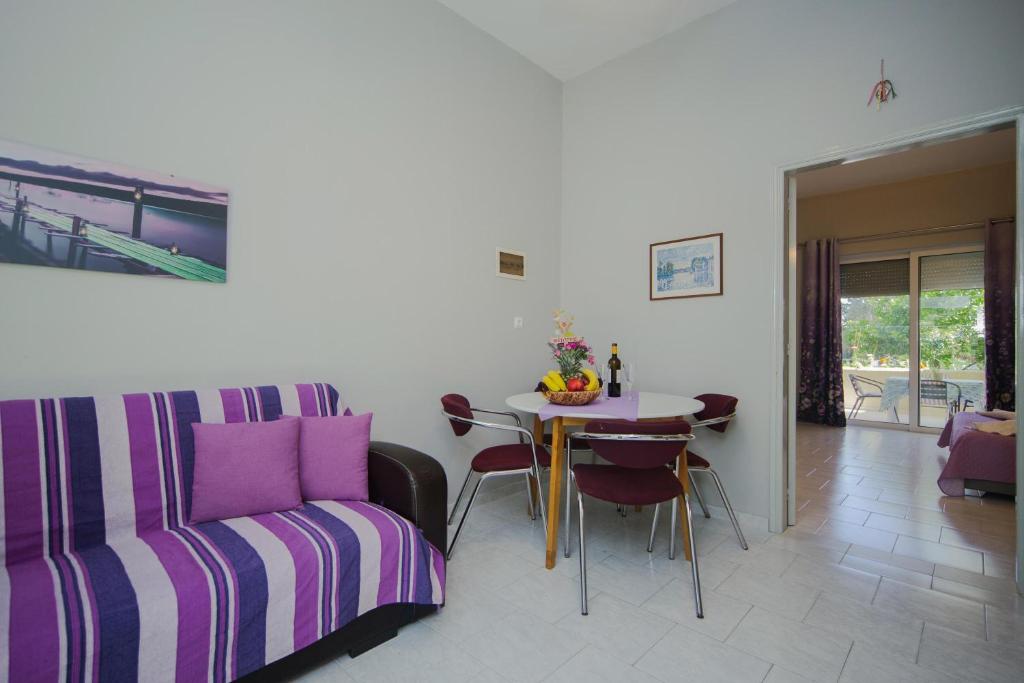 Sunset Apartments 8