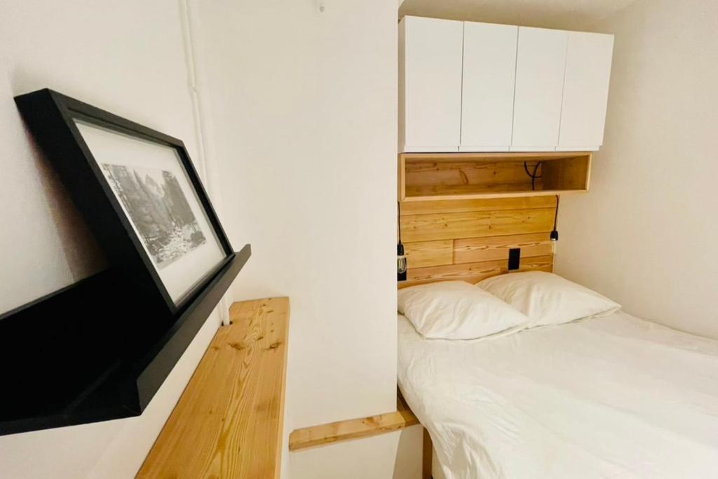 - une petite chambre avec un lit et une télévision dans l'établissement Serre-ChevalierStudio Terrace next to ski slopes, à Saint-Chaffrey
