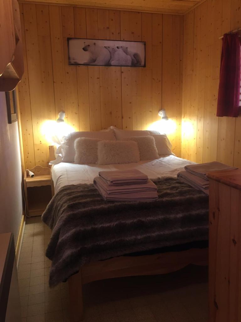 - une chambre dotée d'un lit avec deux lumières dans l'établissement Apartment Anna, à Courchevel 25 autres photos