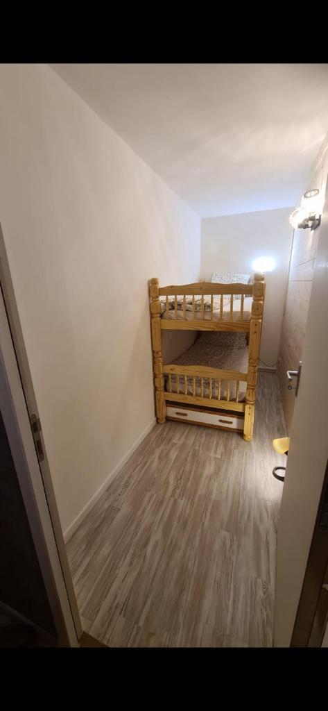 - une petite chambre avec des lits superposés dans l'établissement Praloup 1600 t3 sur piste 4p, à Uvernet