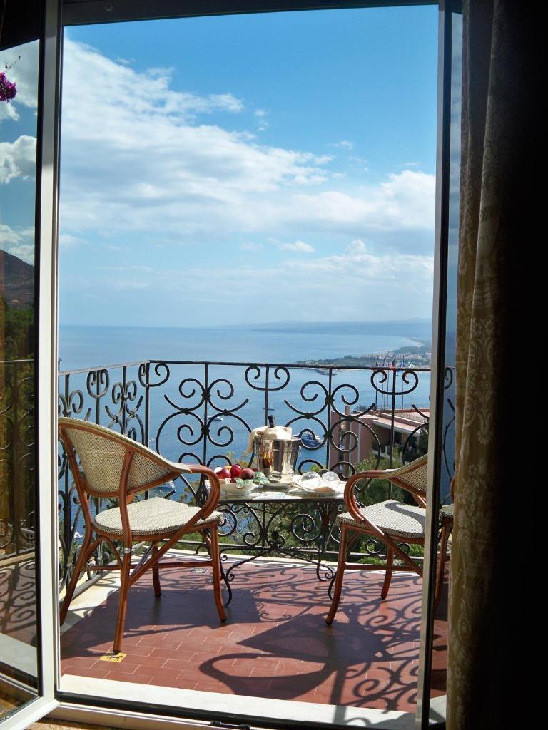 une vue d'un balcon avec une table et des chaises dans l'établissement Taormina Park Hotel, à Taormine