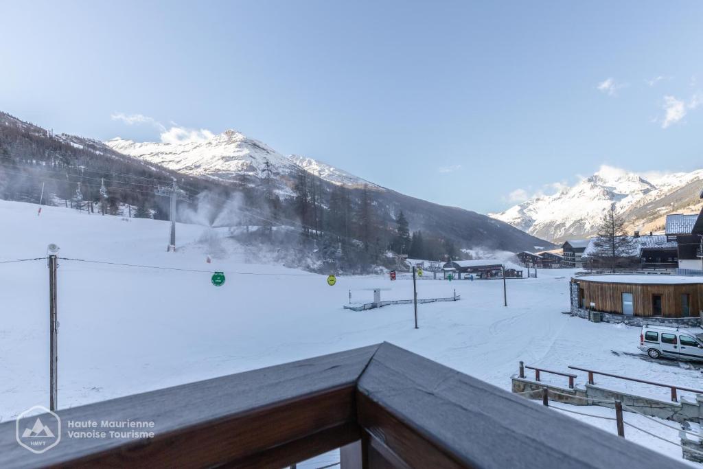- une vue sur une piste de ski avec des montagnes enneigées dans l'établissement 153 Rue des Rochers, à Lanslevillard