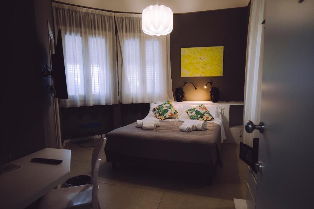 une chambre avec un lit avec des serviettes dessus dans l'établissement Villa Calipso, à Mondello 28 autres photos