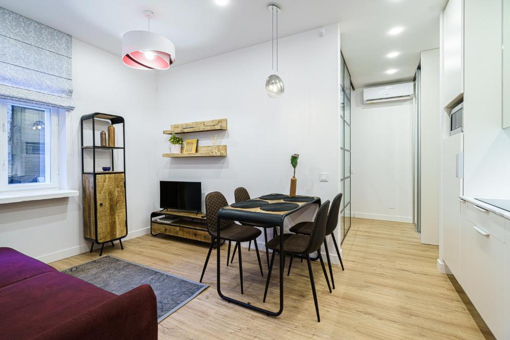 Modern Rustic in Center-PRIME RENTALS 4
