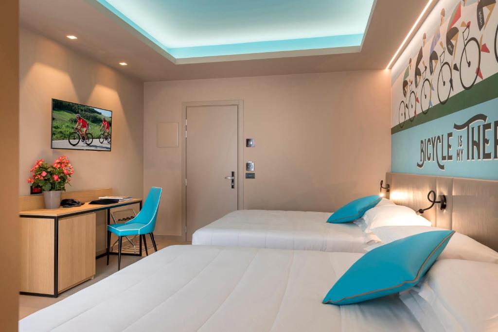 une chambre d'hôtel avec un lit et un bureau dans l'établissement Hotel Adlon - FRONTE MARE, à Riccione 50 autres photos