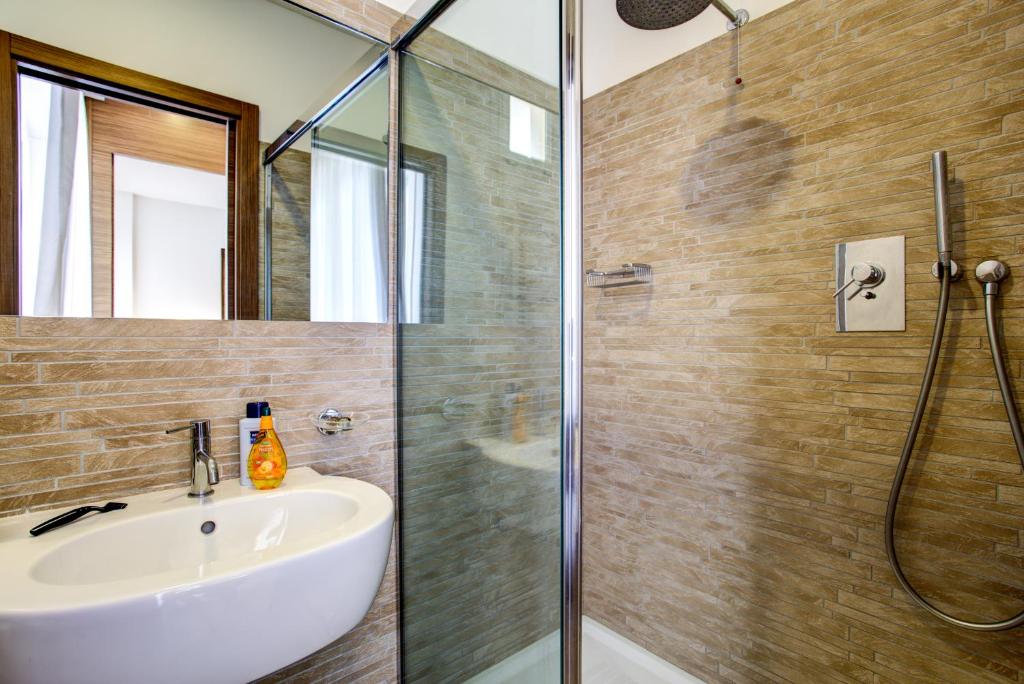 une salle de bain avec un lavabo et une douche dans l'établissement Hotel Adlon - FRONTE MARE, à Riccione