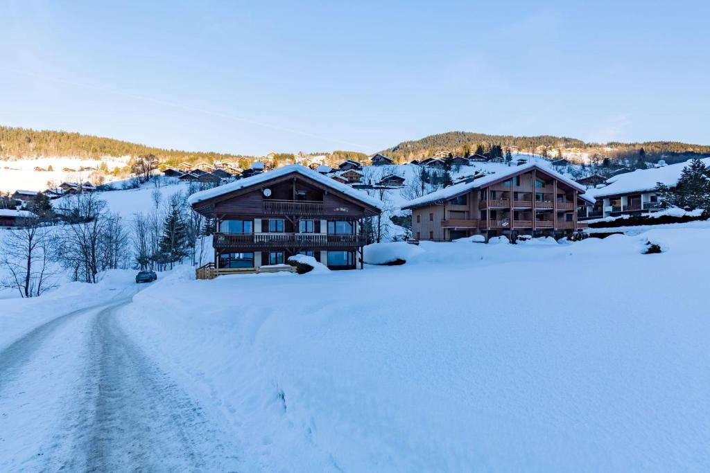 - une vue sur la neige en hiver dans l'établissement Apartment with terrace at the foot of the slopes, à La Clusaz