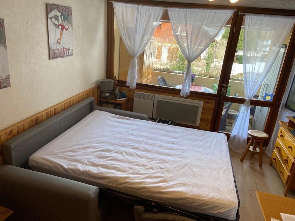 une chambre avec un lit, un bureau et une fenêtre dans l'établissement Appartement vue montagne avec wifi, à Saint-Lary-Soulan