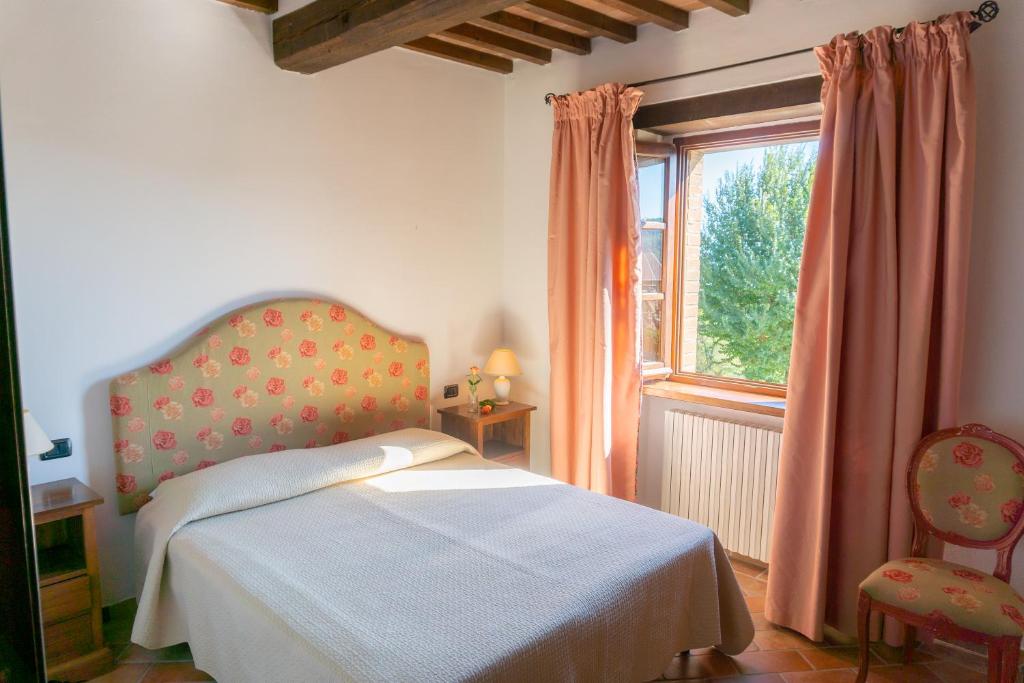 une chambre avec un lit et une fenêtre dans l'établissement Villa al Confine by Mmega, à Calzolaro 37 autres photos
