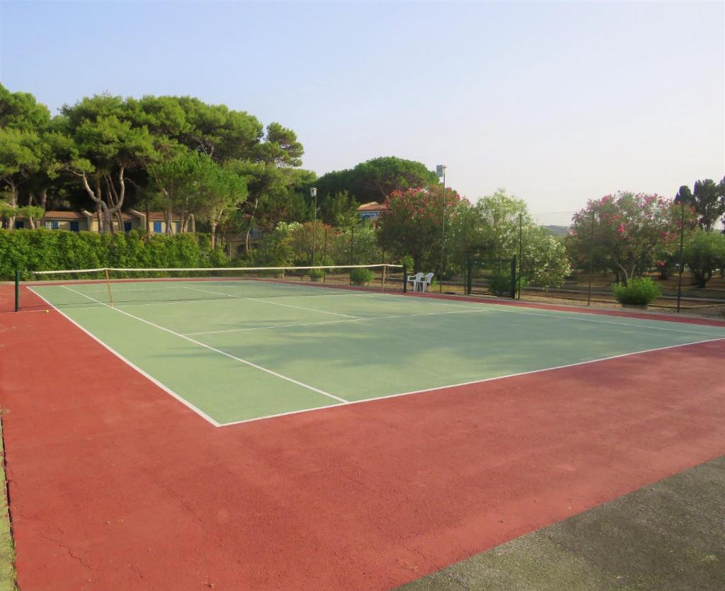 - un court de tennis avec un filet dans l'établissement Villa Teti - Sicilia, à Campofelice di Roccella