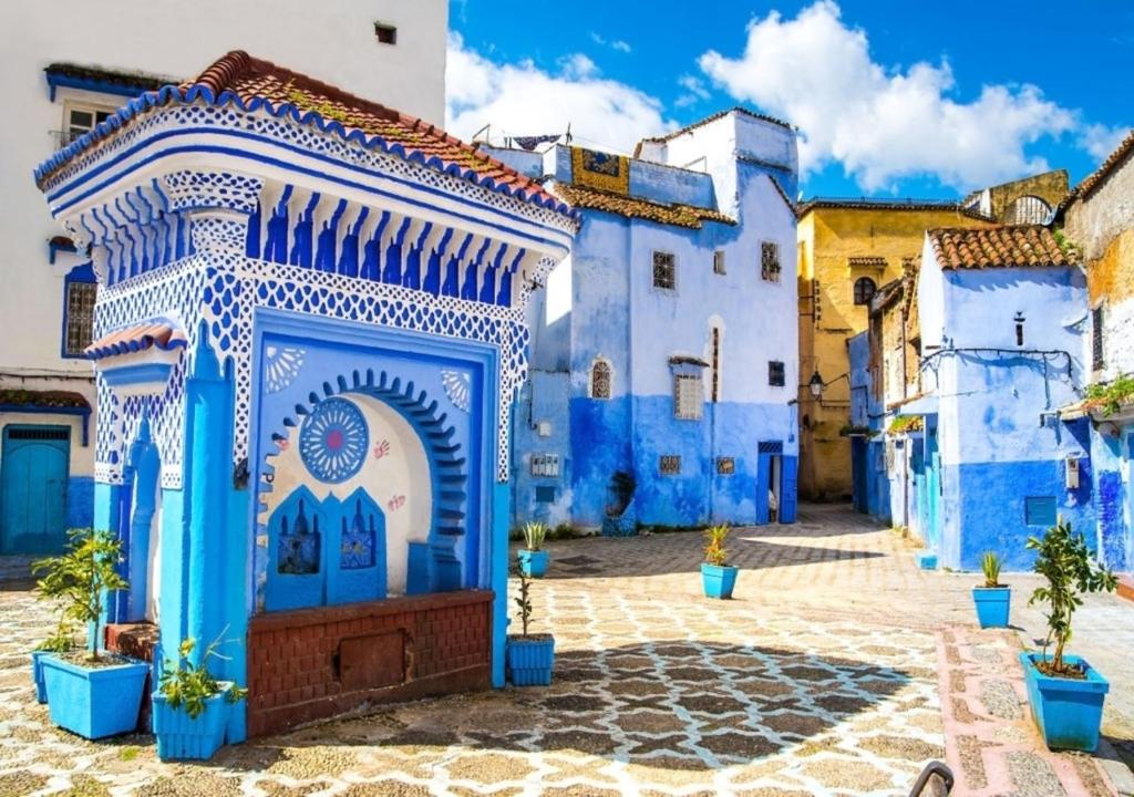 une rue dans la ville bleue de chefchaouen dans l'établissement HOTEL PEDRO, à Chefchaouen