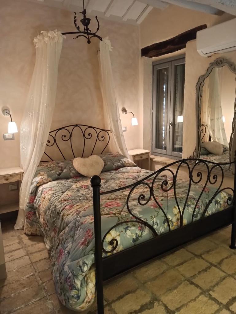 - une chambre dotée d'un lit avec un cadre en fer forgé dans l'établissement Casale Iris, à Belmonte Piceno 66 autres photos