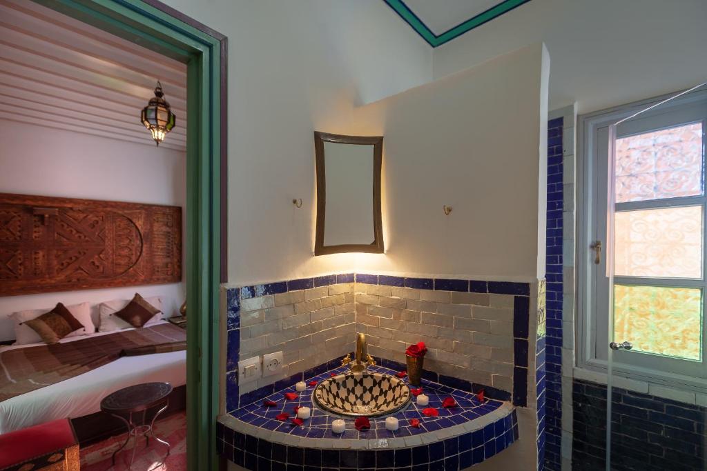 d'une salle de bains avec une cheminée dans l'angle de la chambre. dans l'établissement Dar Halima, à Marrakech