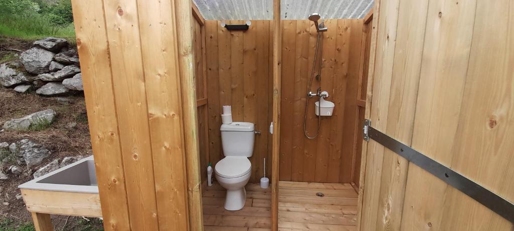 La salle de bains en bois est pourvue de toilettes et d'un lavabo. dans l'établissement Tipi nature double, à Gavarnie