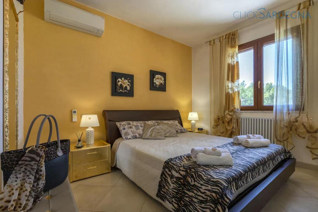 une chambre avec un lit avec deux serviettes dessus dans l'établissement Alghero Villa Marlena with pool for exclusive use for 10 people, à Alghero