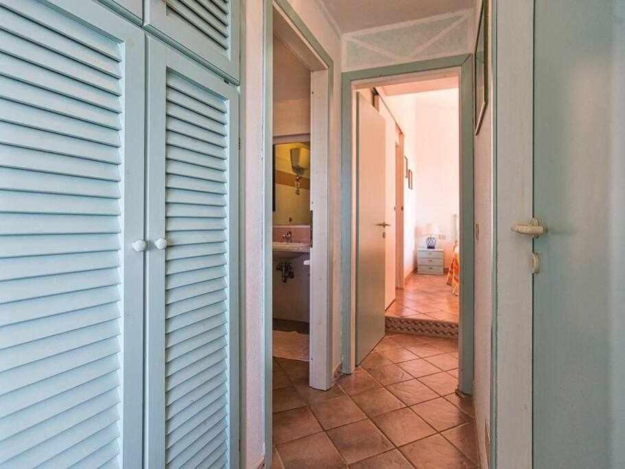 un couloir vide menant à une chambre dans l'établissement Costa Paradiso villa con piscina indipendente e vista mare per 6 persone, à Costa Paradiso