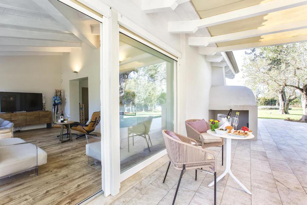 un salon avec un canapé et une table dans l'établissement Alghero Villa Nuit Blanche con piscina Air Co WiFi vicino spiaggia, à Alghero