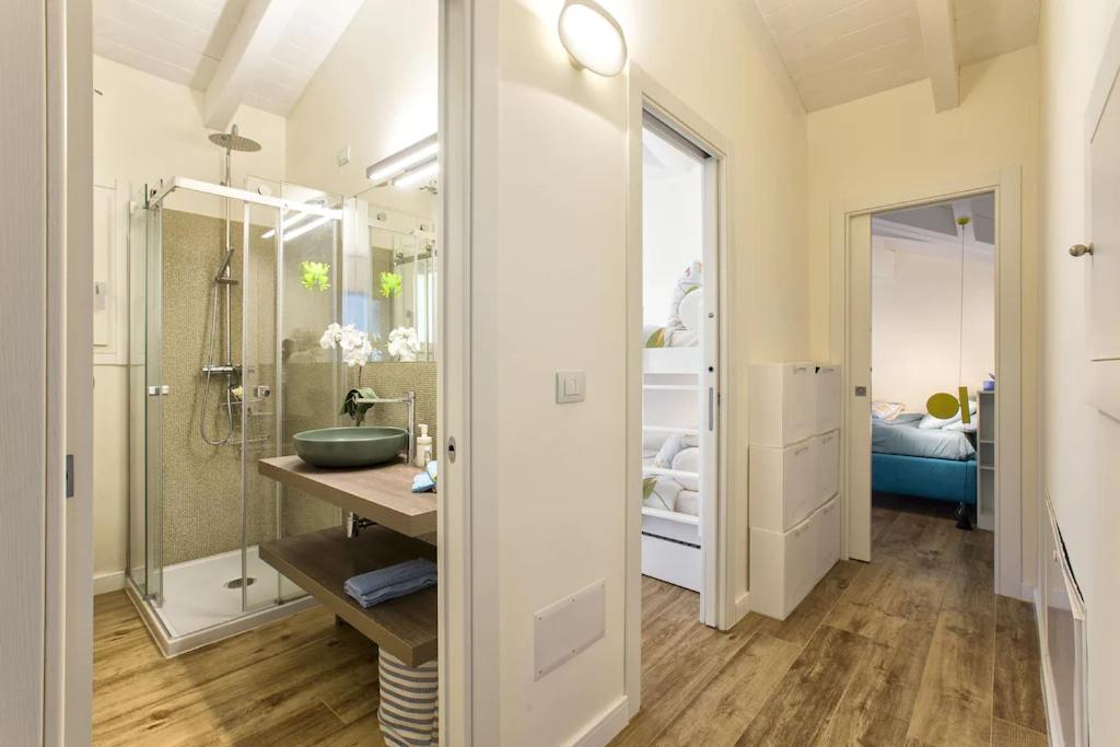une salle de bain avec une douche à l'italienne et un lavabo dans l'établissement Alghero Villa Nuit Blanche con piscina Air Co WiFi vicino spiaggia, à Alghero