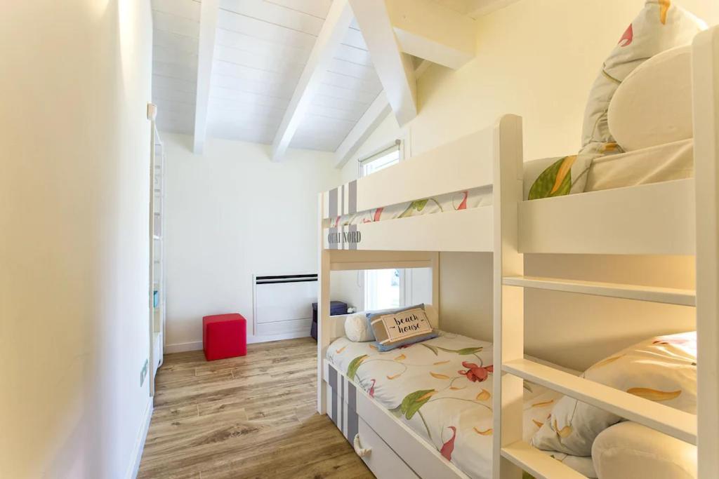 une chambre avec deux lits superposés et un lit dans l'établissement Alghero Villa Nuit Blanche con piscina Air Co WiFi vicino spiaggia, à Alghero 66 autres photos
