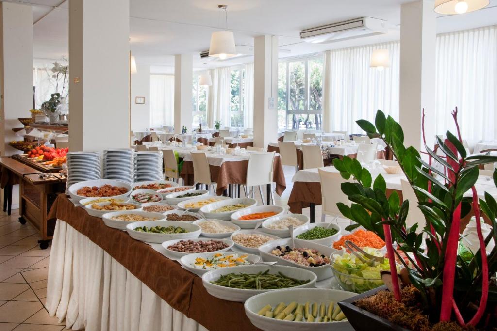 un buffet avec de nombreux plats dans l'établissement Hotel Ridolfi, à Milano Marittima