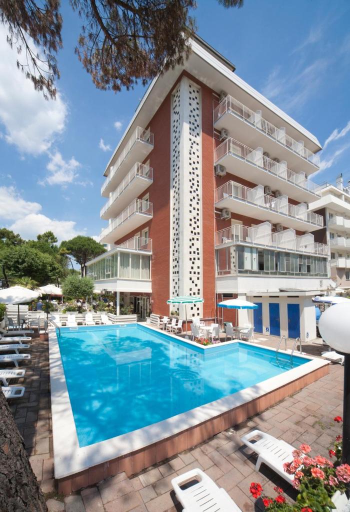une piscine devant un hôtel dans l'établissement Hotel Ridolfi, à Milano Marittima