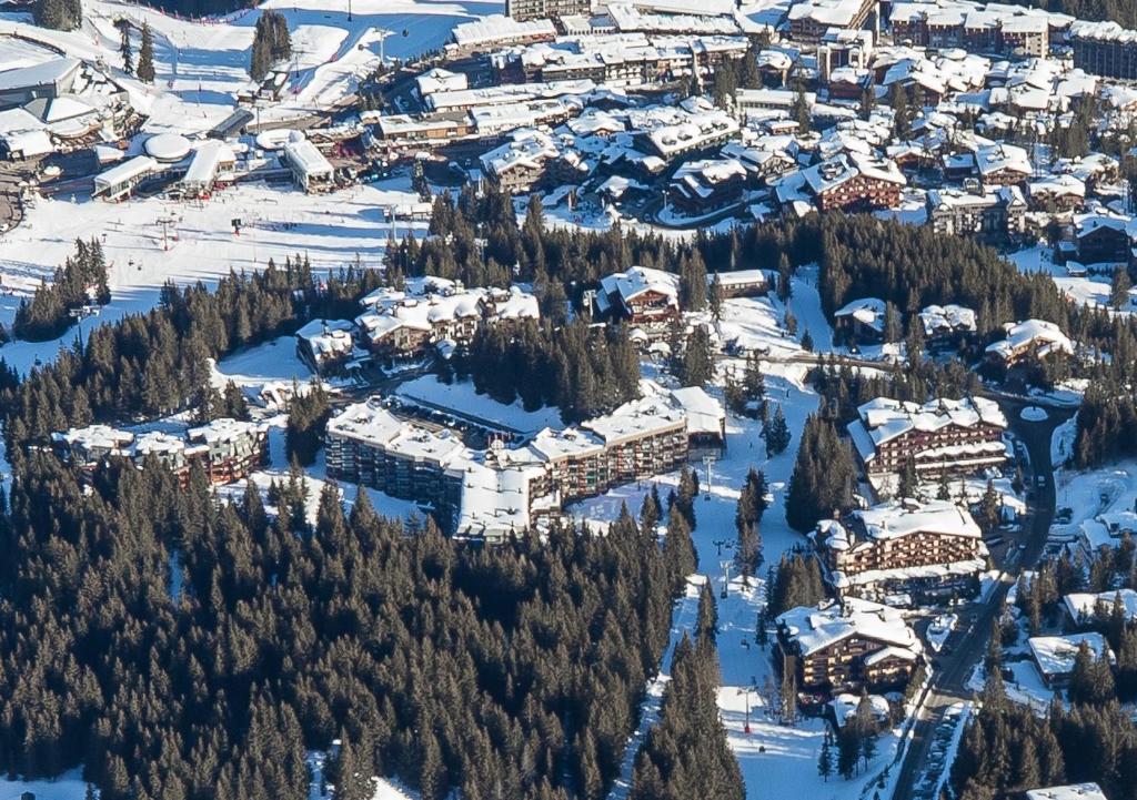 - une vue aérienne sur un complexe dans la neige dans l'établissement Douglas - Appartement au cœur du Jardin Alpin, à Courchevel 3 autres photos