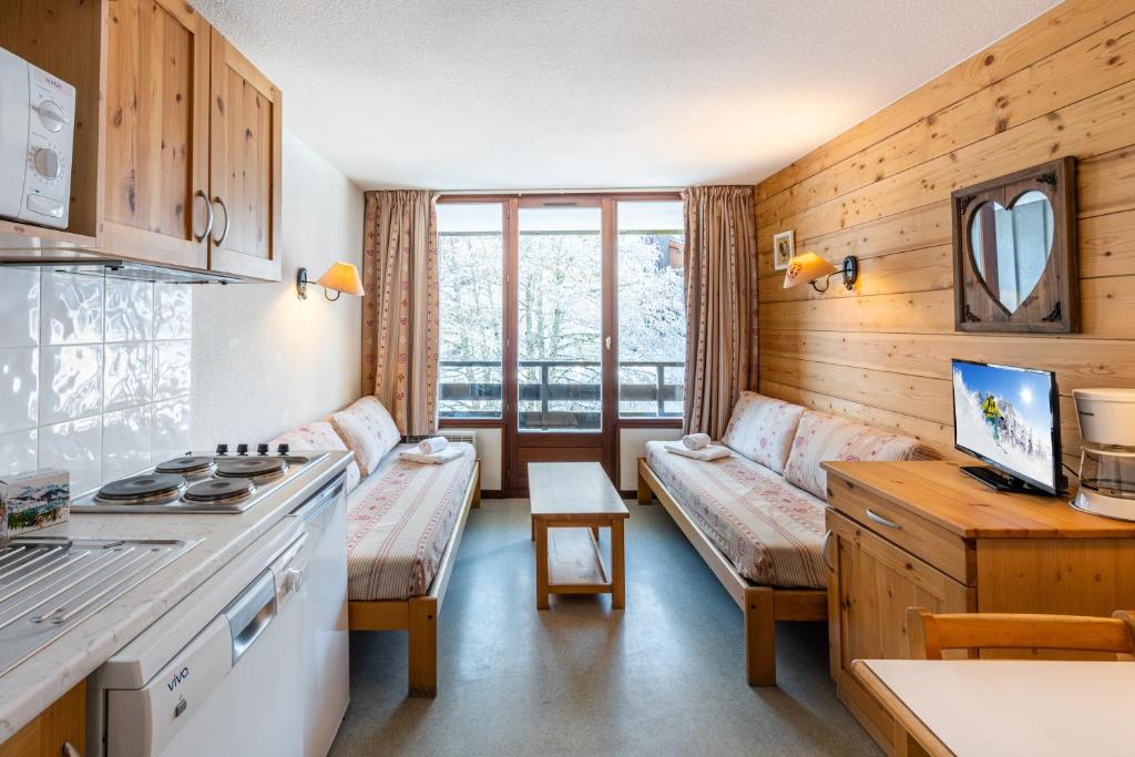 une pièce avec une cuisine et un salon dans l'établissement Vacancéole - Résidence Grand Morillon, à Morillon 29 autres photos